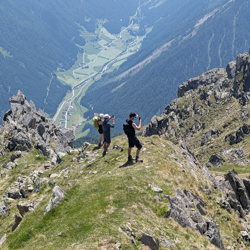 Wanderer über dem Tal