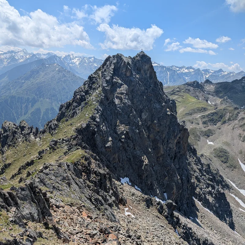Bergkamm im Sonnenlicht